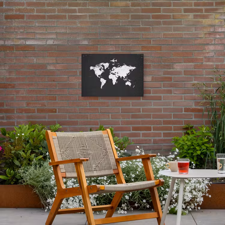 Wereldkaart - Vliegtuig - Zwart - Vintage Tuinposter op houten frame 2 cm dik klein -sfeer3