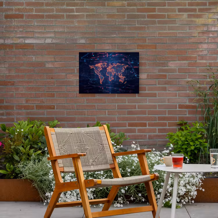 Wereldkaart - Futuristisch - Oranje Tuinposter op houten frame 2 cm dik klein -sfeer3