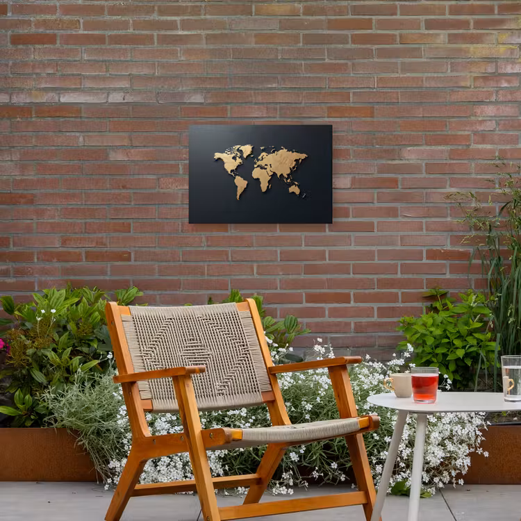 Wereldkaart - Geografische kenmerken - Zwart Tuinposter op houten frame 2 cm dik klein -sfeer3