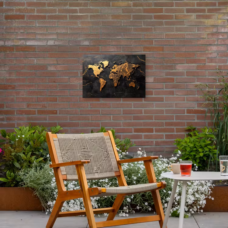 Wereldkaart - Gescheurde randen - Goudaders Tuinposter op houten frame 2 cm dik klein -sfeer3