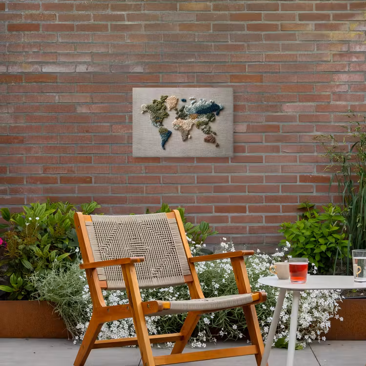 Wereldkaart - Geborduurd - Aardetinten Tuinposter op houten frame 2 cm dik klein -sfeer3