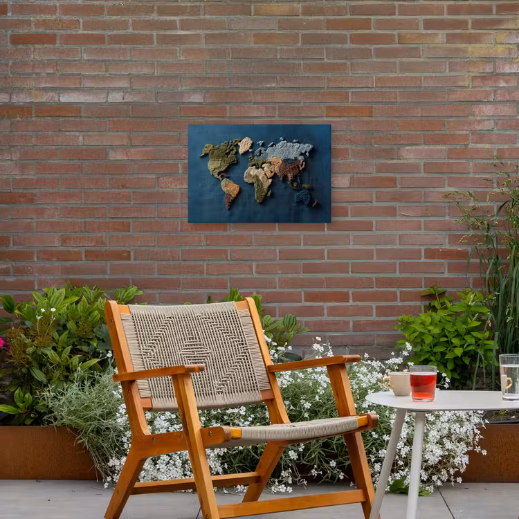 Wereldkaart - Geborduurd - Verschillende tinten Tuinposter op houten frame 2 cm dik klein -sfeer3