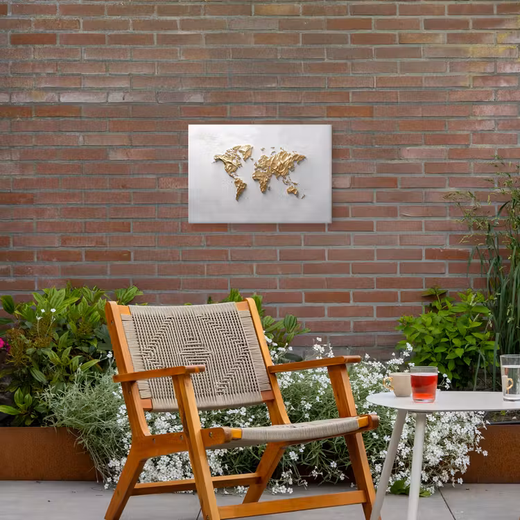 Wereldkaart - Egaal wit - Grof goud Tuinposter op houten frame 2 cm dik klein -sfeer3