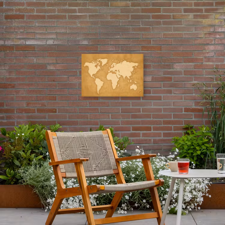 Wereldkaart - Egale structuur - Warme parchmentint Tuinposter op houten frame 2 cm dik klein -sfeer3