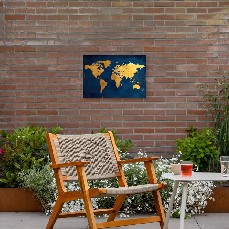 Wereldkaart - Goud - Donkerblauw Tuinposter op houten frame 2 cm dik klein -sfeer3