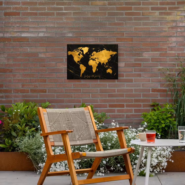 Wereldkaart - Goud - Marmer Tuinposter op houten frame 2 cm dik klein -sfeer3