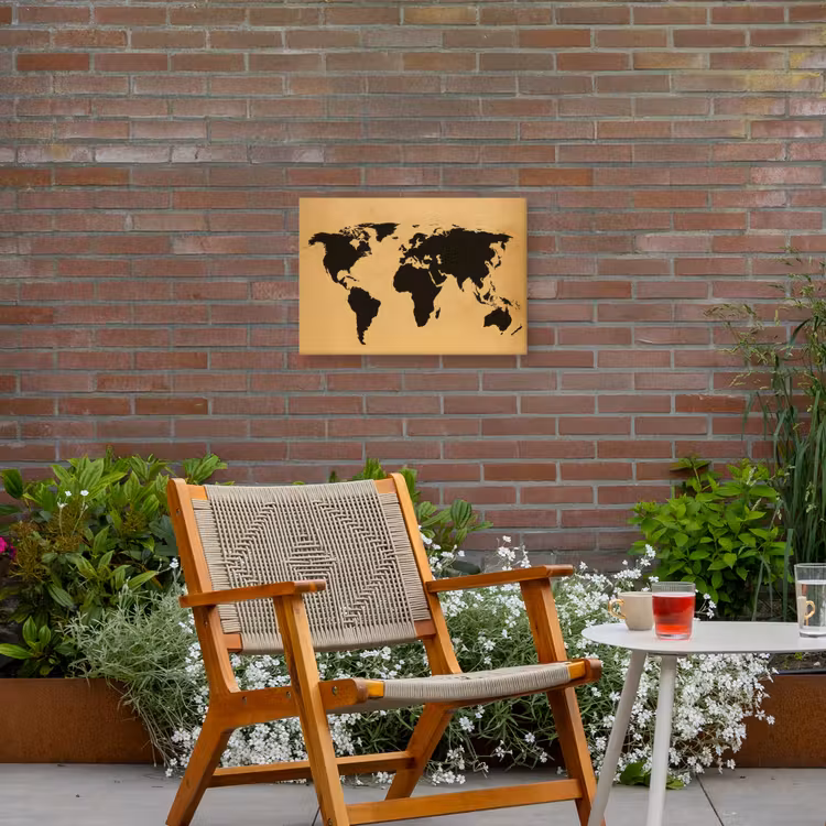 Wereldkaart - Grafisch - Zwart Tuinposter op houten frame 2 cm dik klein -sfeer3
