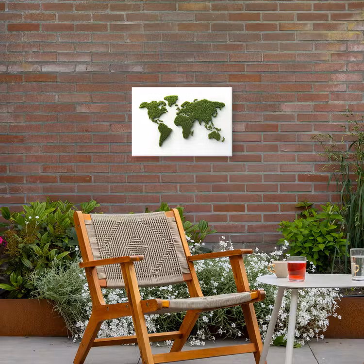 Wereldkaart - Gras textuur Tuinposter op houten frame 2 cm dik klein -sfeer3