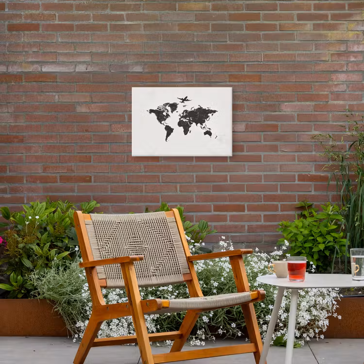 Wereldkaart - Grijs - Zwart - Vliegtuig Tuinposter op houten frame 2 cm dik klein -sfeer3