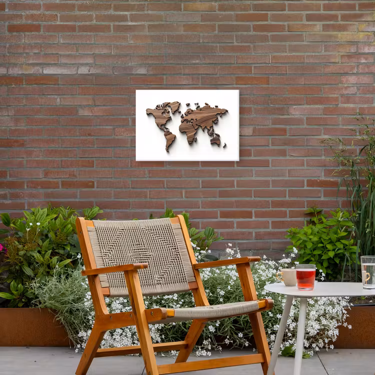 Wereldkaart - Hout - Elegant Tuinposter op houten frame 2 cm dik klein -sfeer3