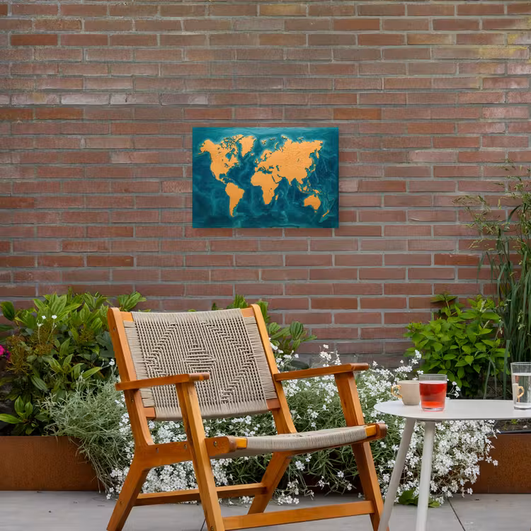 Wereldkaart - Houtsnede - Turkooisblauw Tuinposter op houten frame 2 cm dik klein -sfeer3