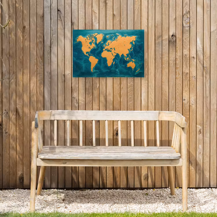 Wereldkaart - Houtsnede - Turkooisblauw Tuinposter op houten frame 2 cm dik klein -sfeer4