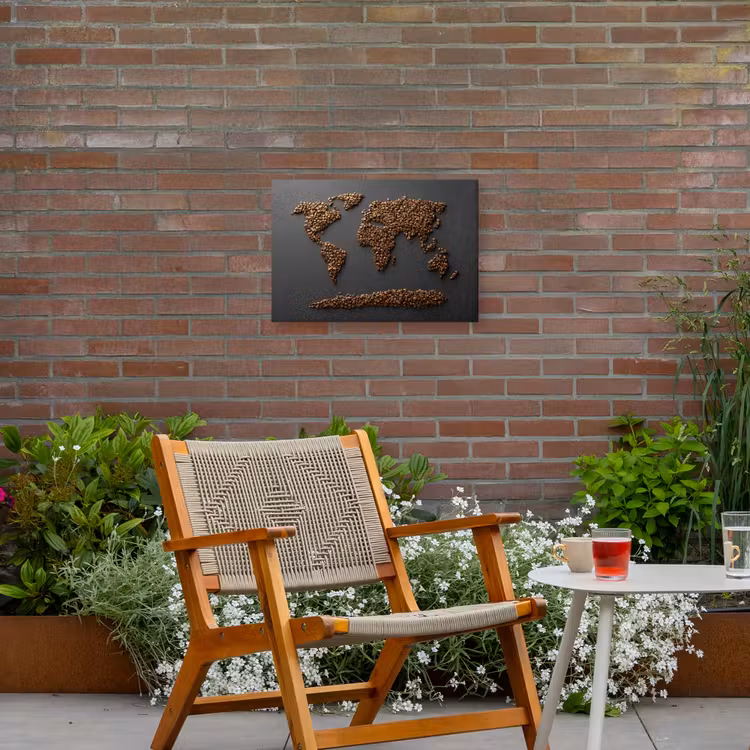 Wereldkaart - Koffie - Grijs Tuinposter op houten frame 2 cm dik klein -sfeer3