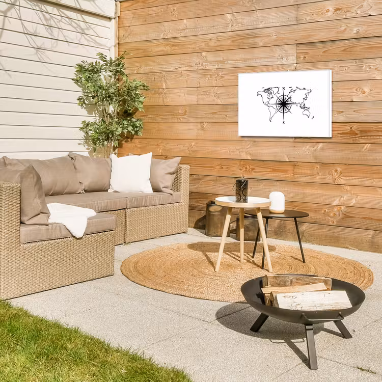 Wereldkaart - Kompas - Zwart - Wit Tuinposter op houten frame 2 cm dik klein -sfeer2