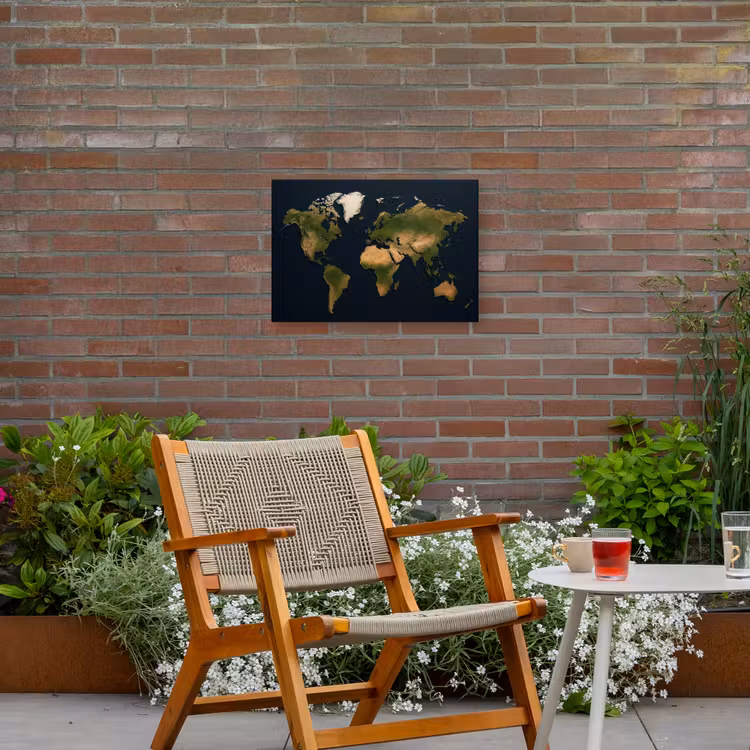Wereldkaart - Contrast - Minimalistisch - Blauw Tuinposter op houten frame 2 cm dik klein -sfeer3