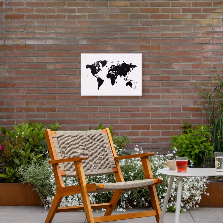 Wereldkaart - Contrast - Zwart - Wit Tuinposter op houten frame 2 cm dik klein -sfeer3
