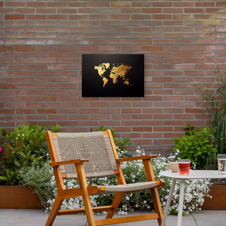 Wereldkaart - Krasstructuur - Zwart Tuinposter op houten frame 2 cm dik klein -sfeer3