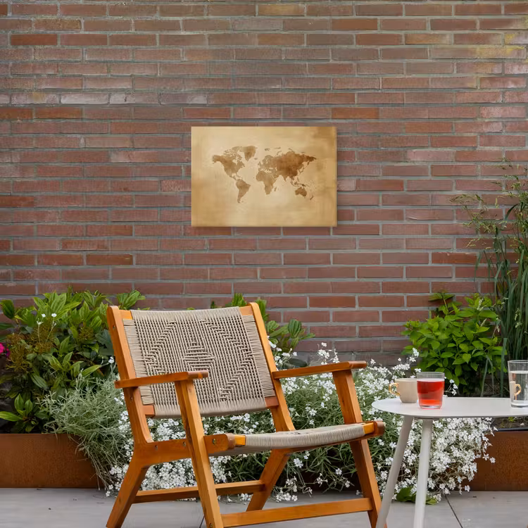 Wereldkaart - Lederen textuur Tuinposter op houten frame 2 cm dik klein -sfeer3