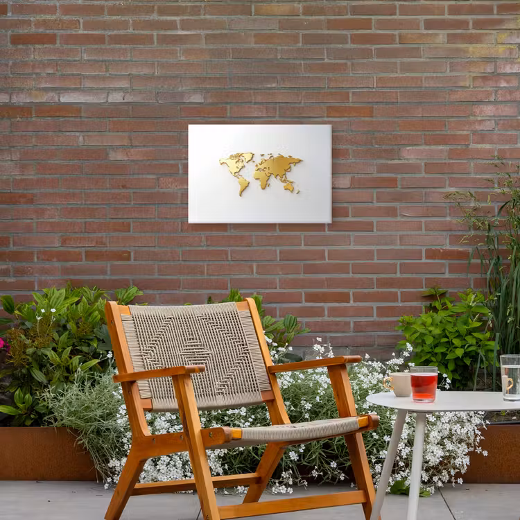 Wereldkaart - Luxe uitstraling - Glanzend goud Tuinposter op houten frame 2 cm dik klein -sfeer3