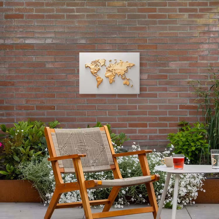 Wereldkaart - Luxe uitstraling - Wit Tuinposter op houten frame 2 cm dik klein -sfeer3