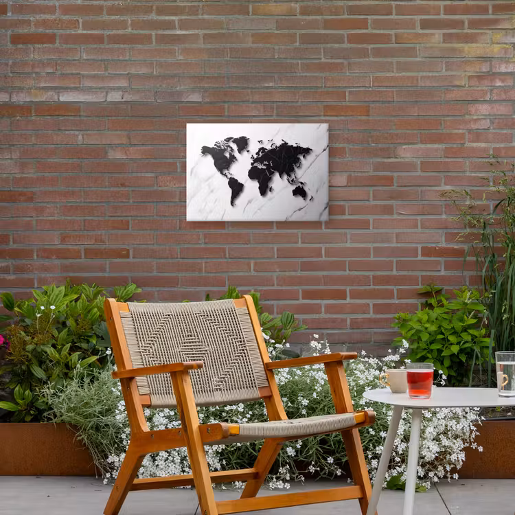Wereldkaart - Marmer - Wit - Zwart Tuinposter op houten frame 2 cm dik klein -sfeer3