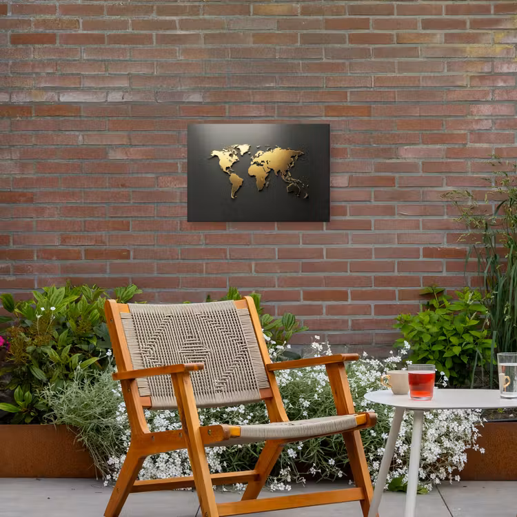 Wereldkaart - Minimalistisch - Gouden afwerking Tuinposter op houten frame 2 cm dik klein -sfeer3