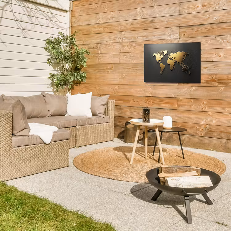 Wereldkaart - Minimalistisch - Gouden afwerking Tuinposter op houten frame 2 cm dik klein -sfeer2