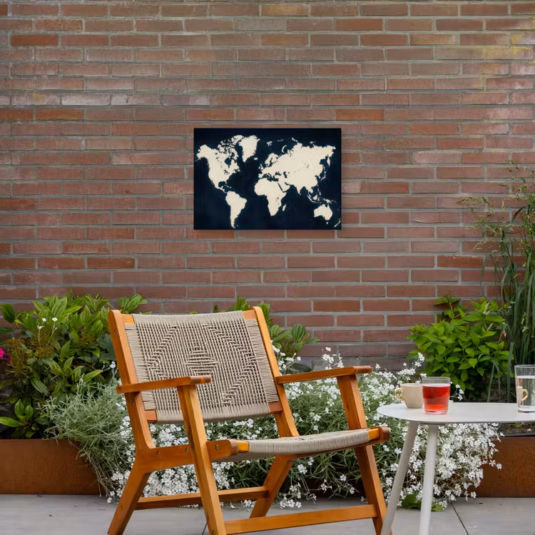 Wereldkaart - Minimalistisch - Contrast Tuinposter op houten frame 2 cm dik klein -sfeer3