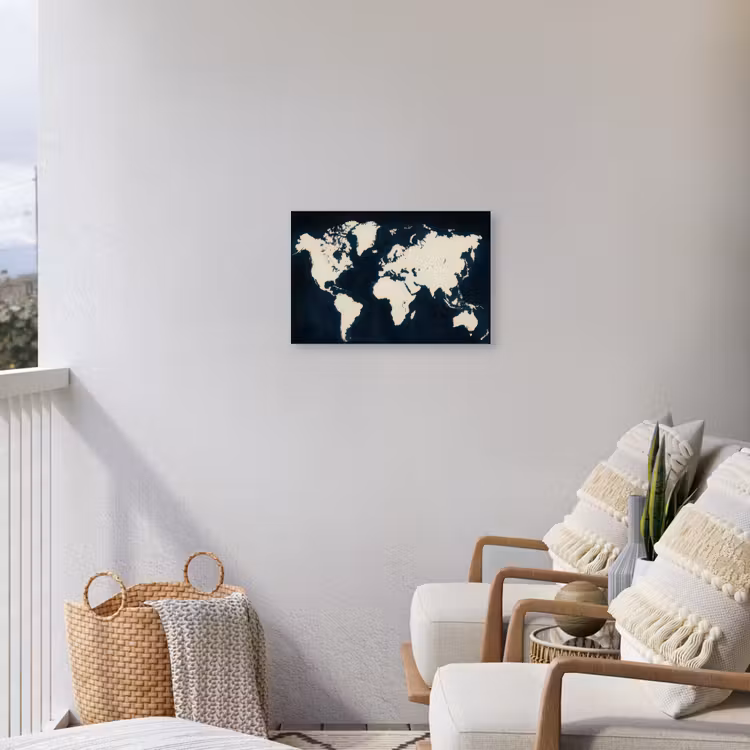 Wereldkaart - Minimalistisch - Contrast Tuinposter op houten frame 2 cm dik klein -sfeer1