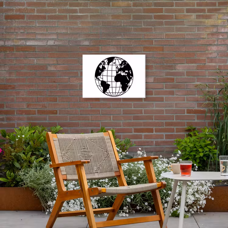 Wereldkaart - Minimalistisch - Zwart - Wit Tuinposter op houten frame 2 cm dik klein -sfeer3