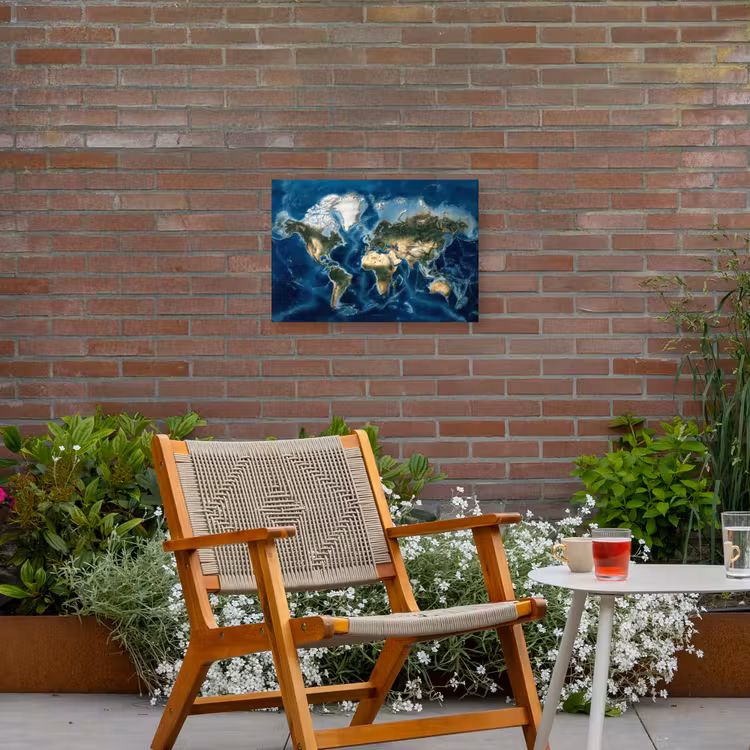 Wereldkaart - Natuurlijk - Goud Tuinposter op houten frame 2 cm dik klein -sfeer3
