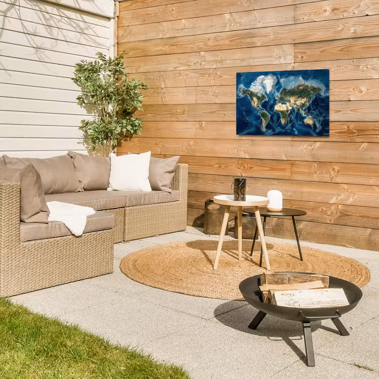 Wereldkaart - Natuurlijk - Goud Tuinposter op houten frame 2 cm dik klein -sfeer2