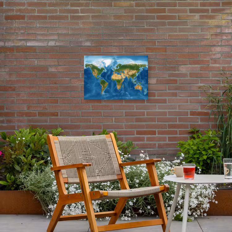 Wereldkaart - Natuurlijk - Levendige kleuren Tuinposter op houten frame 2 cm dik klein -sfeer3