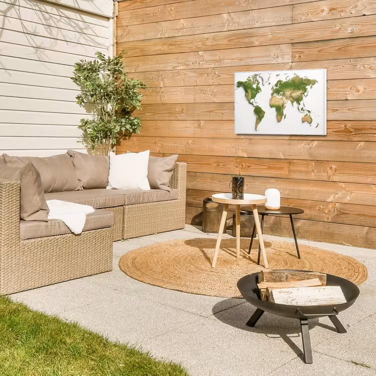 Wereldkaart - Natuurlijke kleuren - reliëfstijl Tuinposter op houten frame 2 cm dik klein -sfeer2