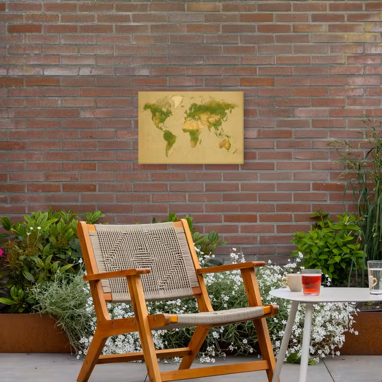 Wereldkaart - Natuurlijke tinten - Organische textuur Tuinposter op houten frame 2 cm dik klein -sfeer3
