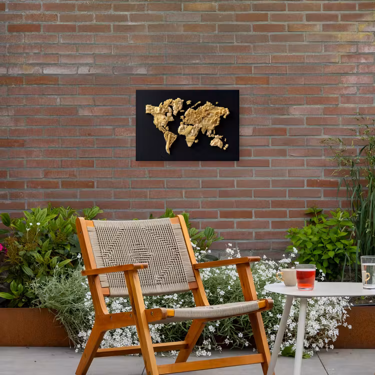 Wereldkaart - Pasta - Zwart Tuinposter op houten frame 2 cm dik klein -sfeer3