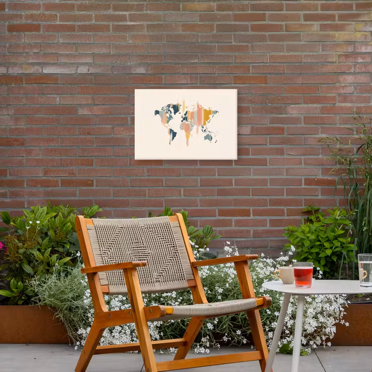 Wereldkaart - Penseelstrepen - Kleurrijk Tuinposter op houten frame 2 cm dik klein -sfeer3