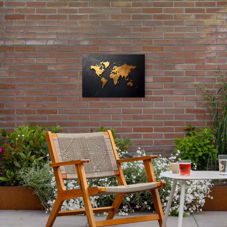 Wereldkaart - Ruwe textuur - Scherpe contouren - Zwart Tuinposter op houten frame 2 cm dik klein -sfeer3