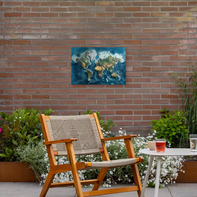 Wereldkaart - Realistisch - Contouren Tuinposter op houten frame 2 cm dik klein -sfeer3