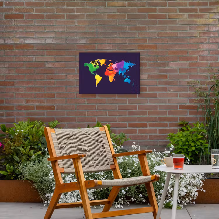 Wereldkaart - Regenboog - Paars Tuinposter op houten frame 2 cm dik klein -sfeer3
