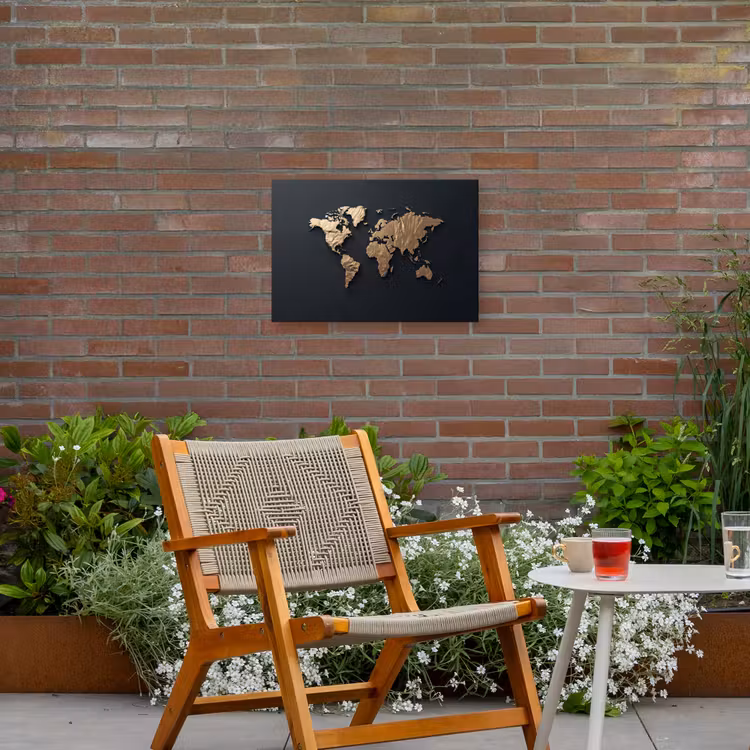 Wereldkaart - Reliëfstructuur - Diepe Texturen - Zwart Tuinposter op houten frame 2 cm dik klein -sfeer3