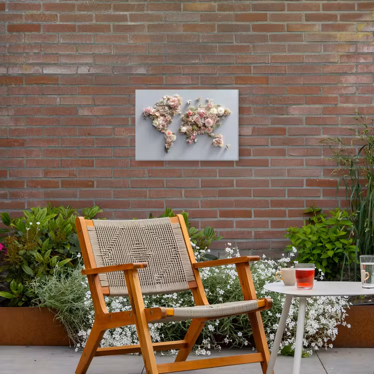 Wereldkaart - Rozen - Roze Tuinposter op houten frame 2 cm dik klein -sfeer3