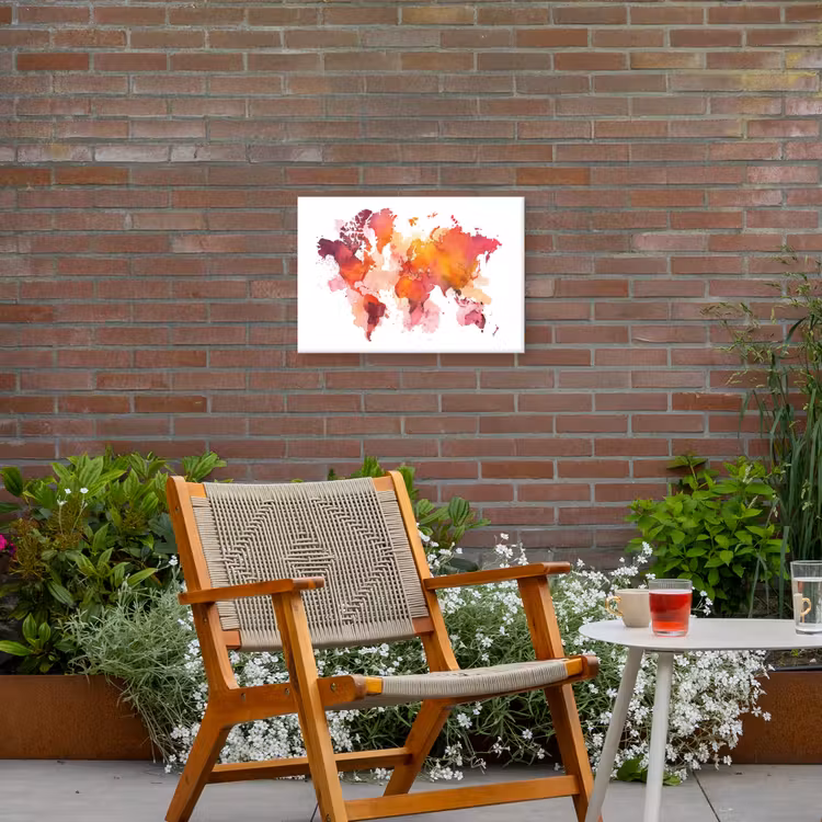 Wereldkaart - Rood - Wolkjes Tuinposter op houten frame 2 cm dik klein -sfeer3