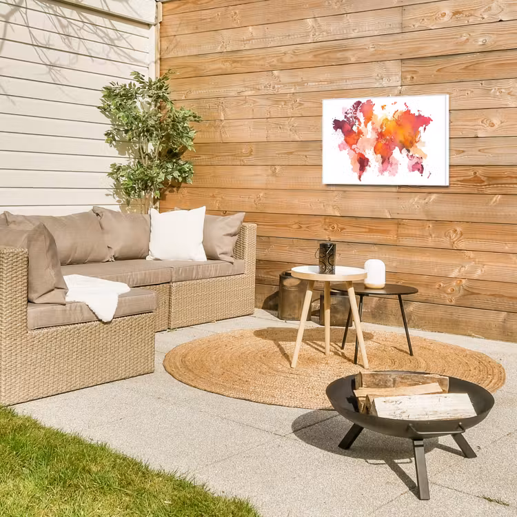 Wereldkaart - Rood - Wolkjes Tuinposter op houten frame 2 cm dik klein -sfeer2