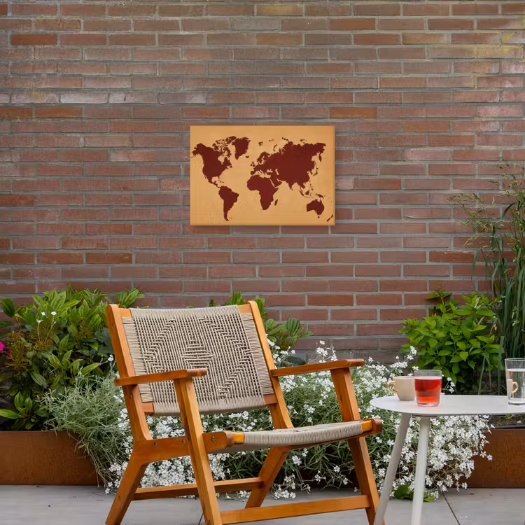 Wereldkaart - Roodbruin silhouet - Sterk kleurcontrast Tuinposter op houten frame 2 cm dik klein -sfeer3