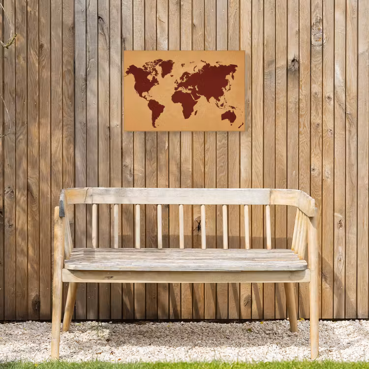 Wereldkaart - Roodbruin silhouet - Sterk kleurcontrast Tuinposter op houten frame 2 cm dik klein -sfeer4
