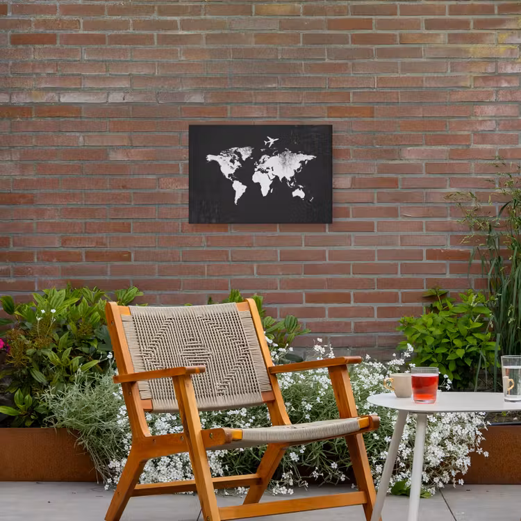 Wereldkaart - Zwart - Vliegtuig - Silhouet Tuinposter op houten frame 2 cm dik klein -sfeer3