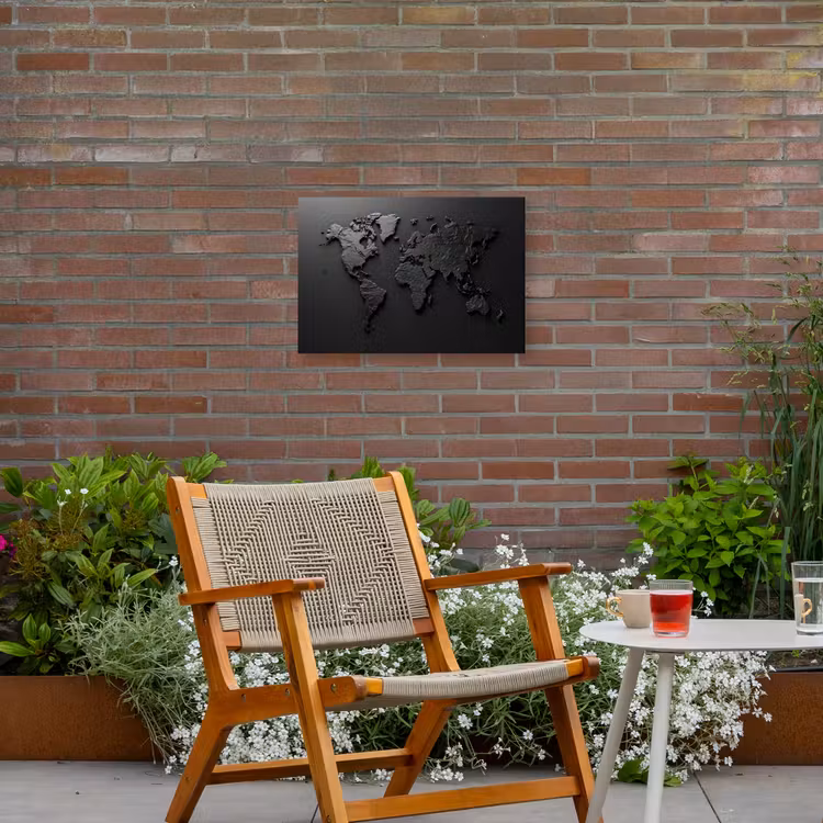 Wereldkaart - Zwart - Grijs Tuinposter op houten frame 2 cm dik klein -sfeer3