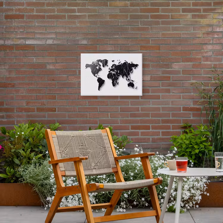 Wereldkaart - Zwart - Marmer - Elegant Tuinposter op houten frame 2 cm dik klein -sfeer3