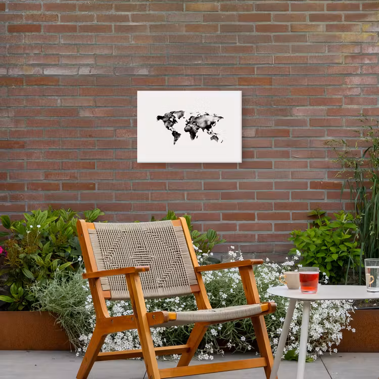 Wereldkaart - Zwart - Inktwassing Tuinposter op houten frame 2 cm dik klein -sfeer3